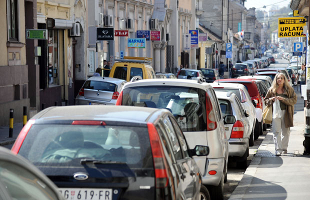 Паркирање у Земуну: Све обележено, пешацима уско